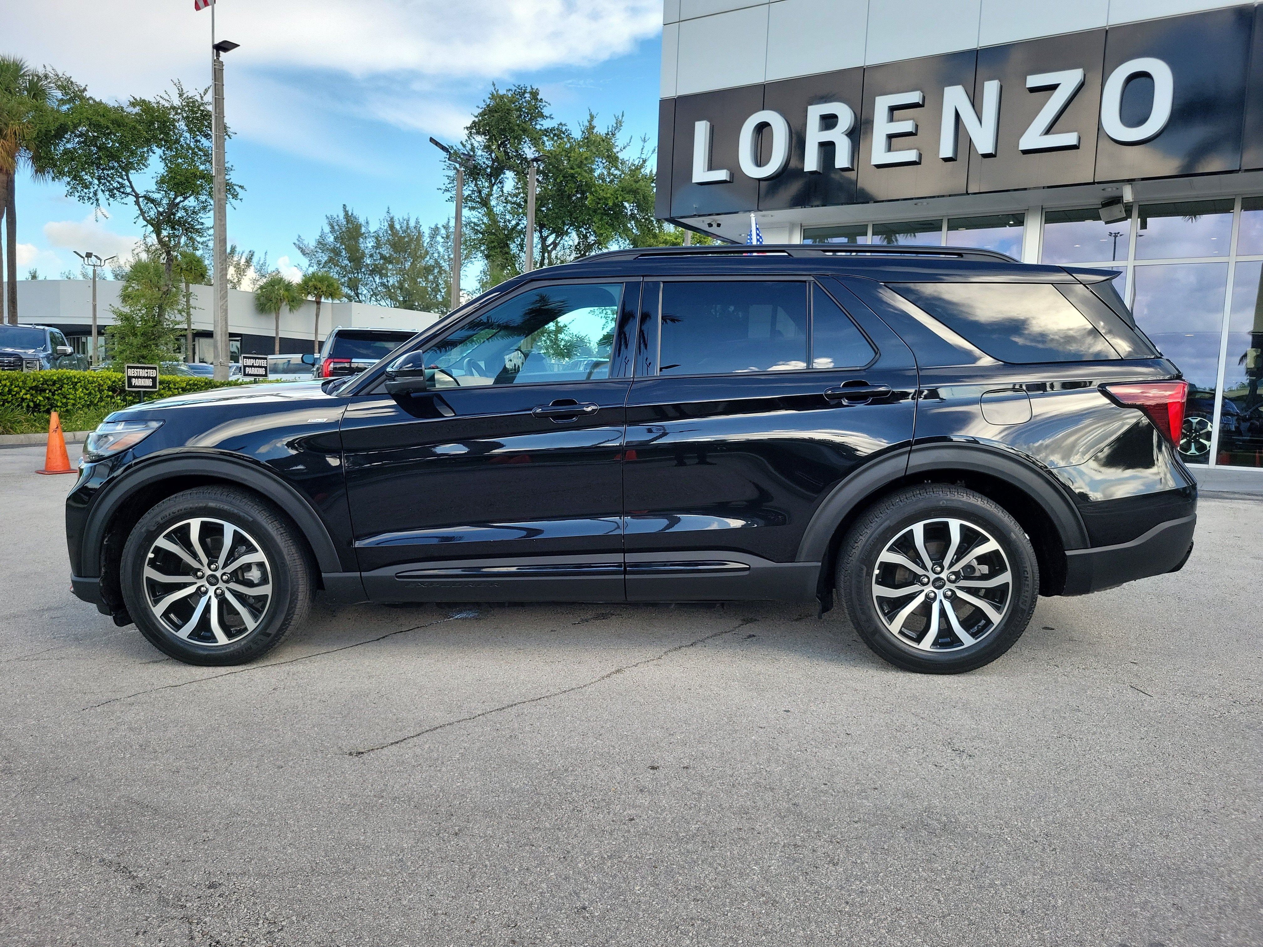 2025 Ford Explorer ST-Line