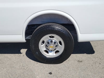 2025 Chevrolet Express Passenger 1LT