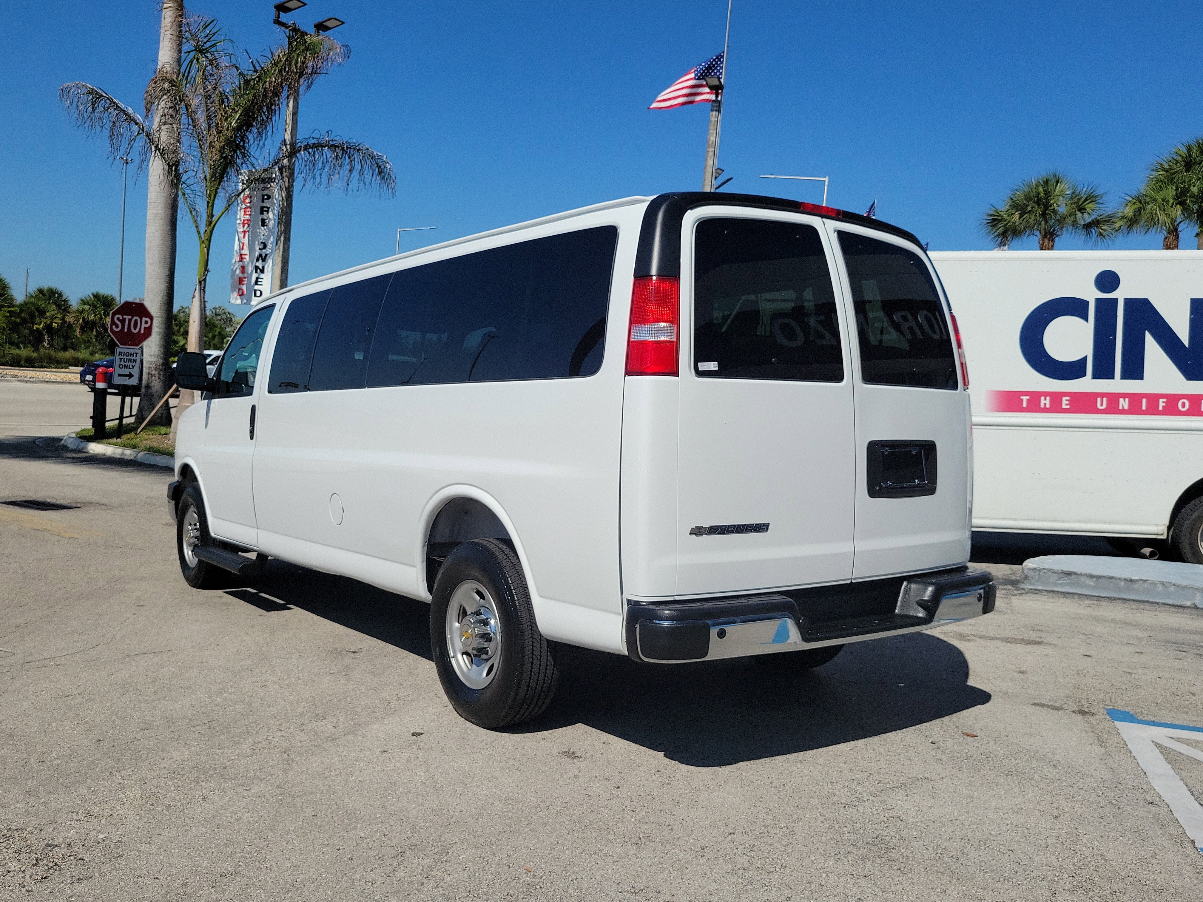 2025 Chevrolet Express Passenger 1LT