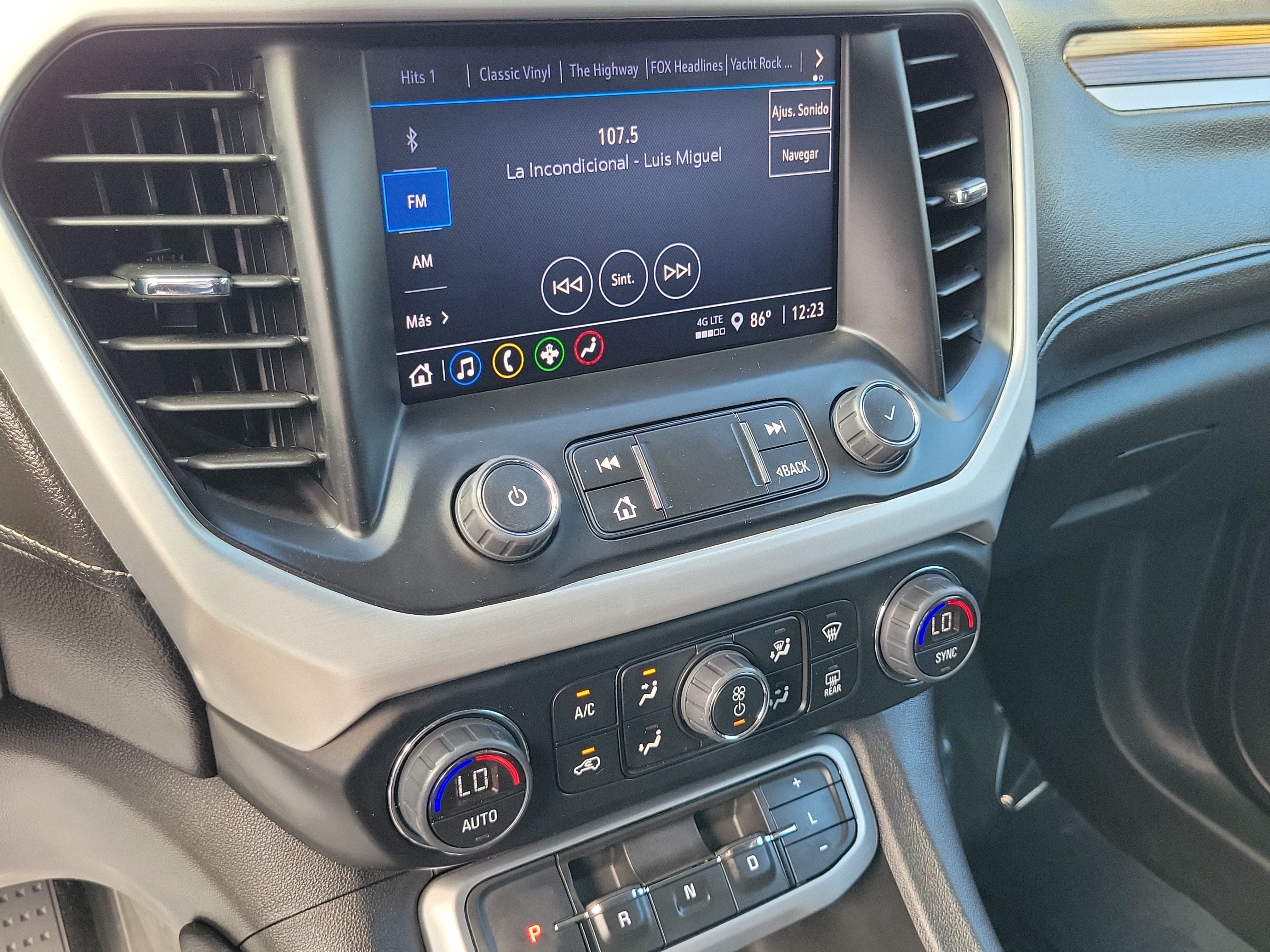 2023 GMC Acadia SLE