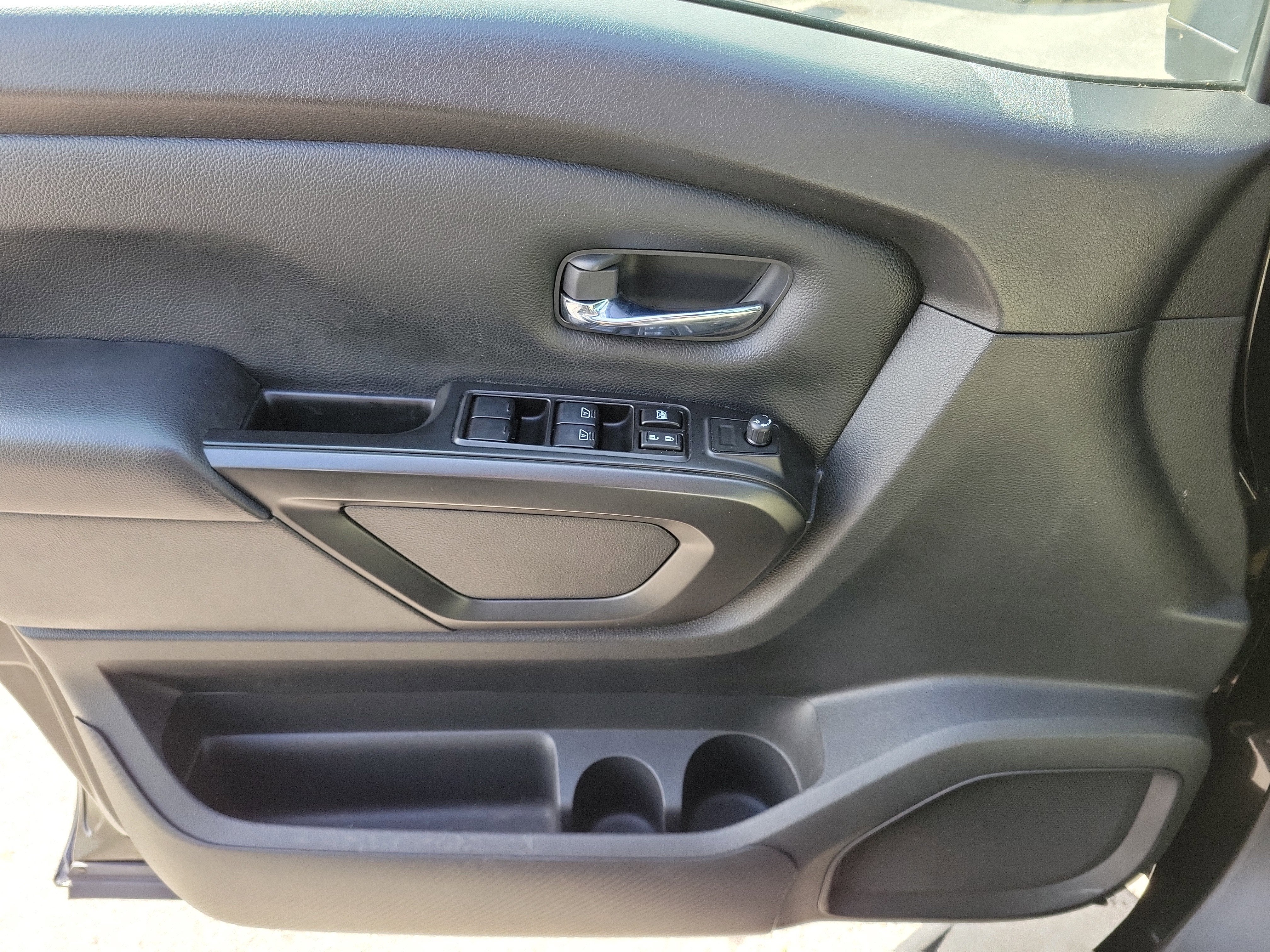 2023 Nissan Titan SV