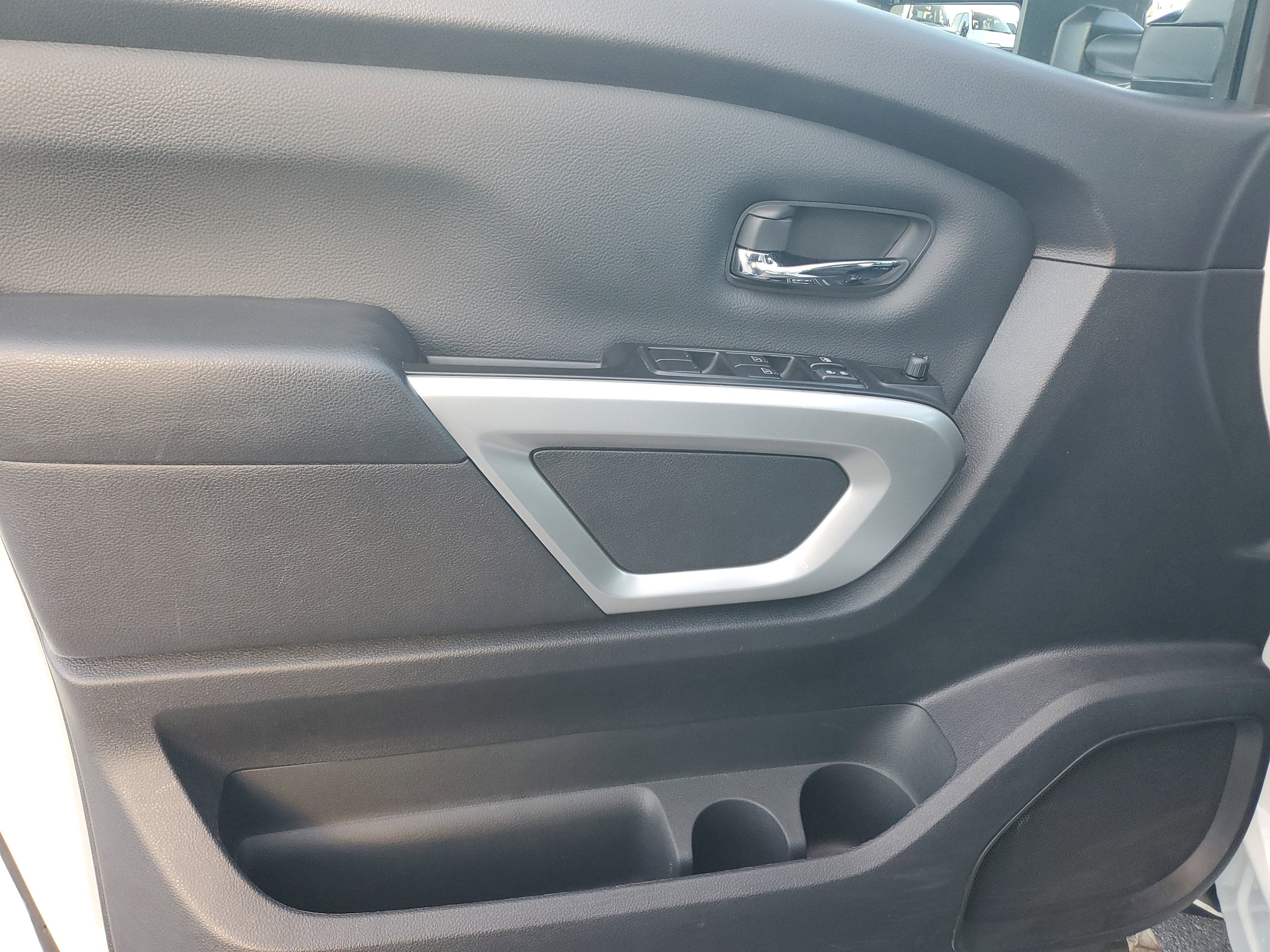 2024 Nissan TITAN Crew Cab SV