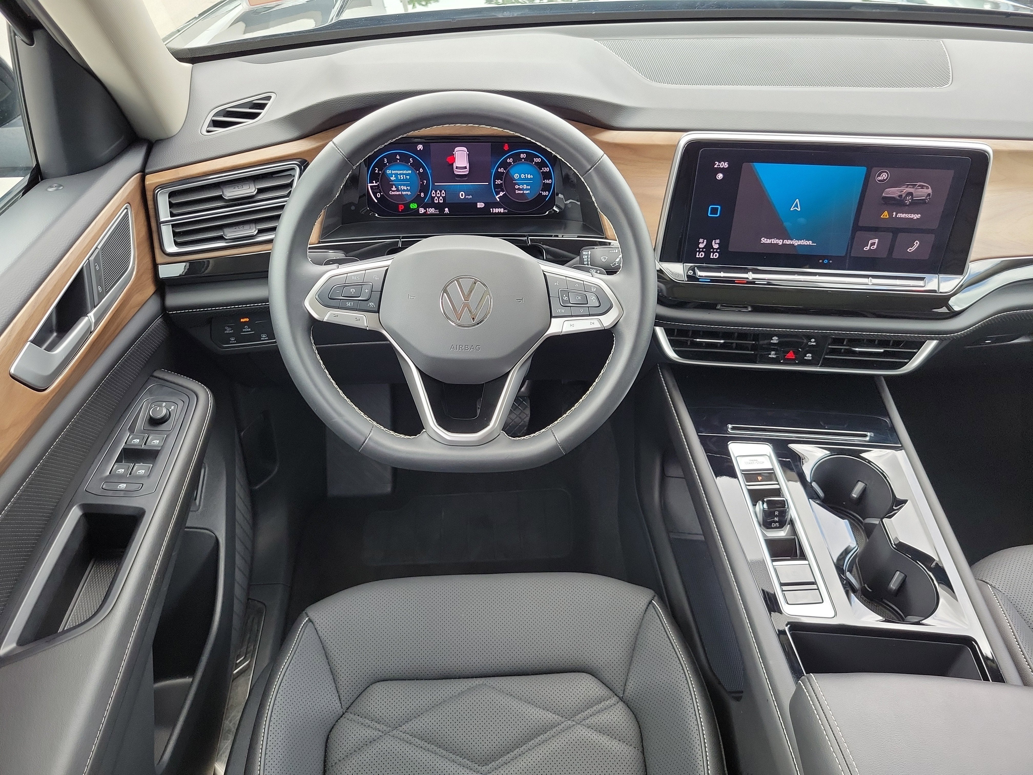 2025 Volkswagen Atlas 2.0T SE w/Technology