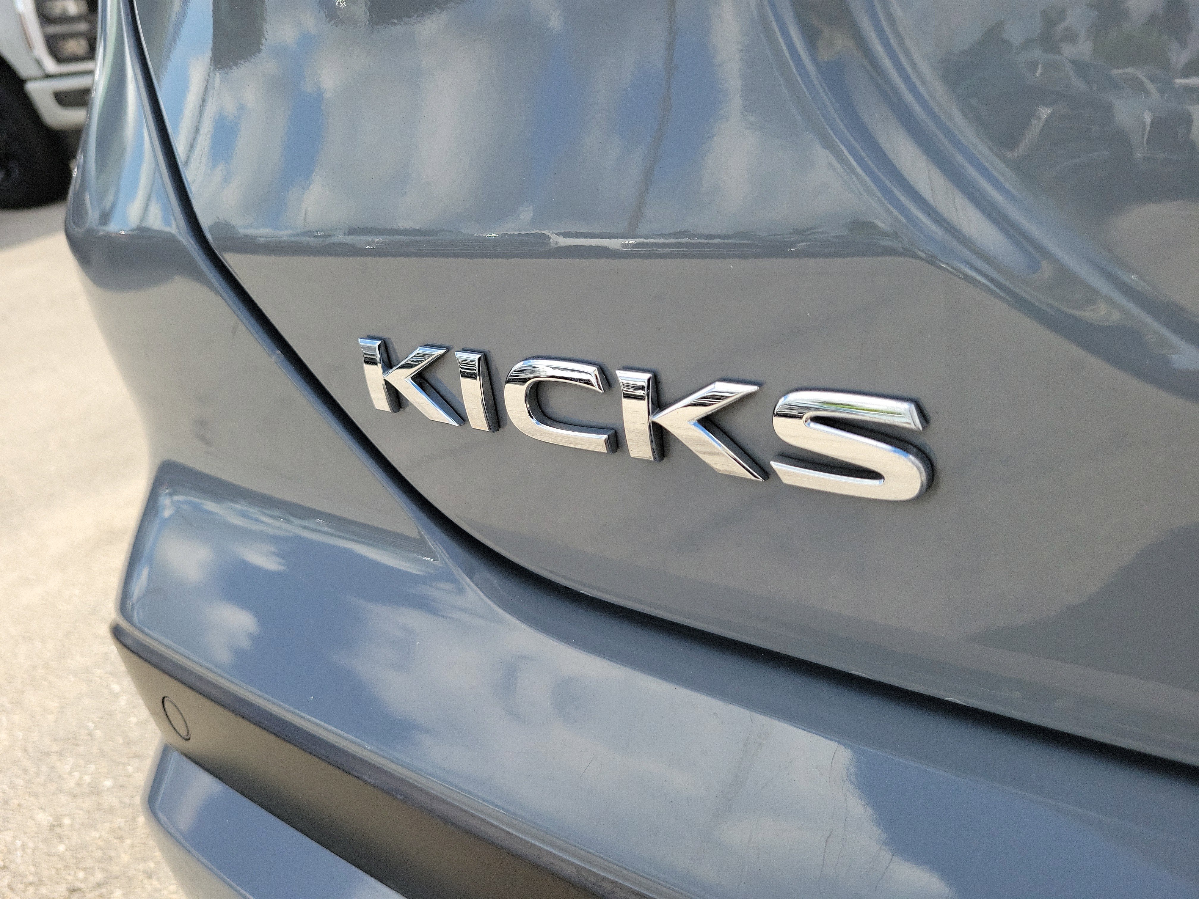 2023 Nissan Kicks SR