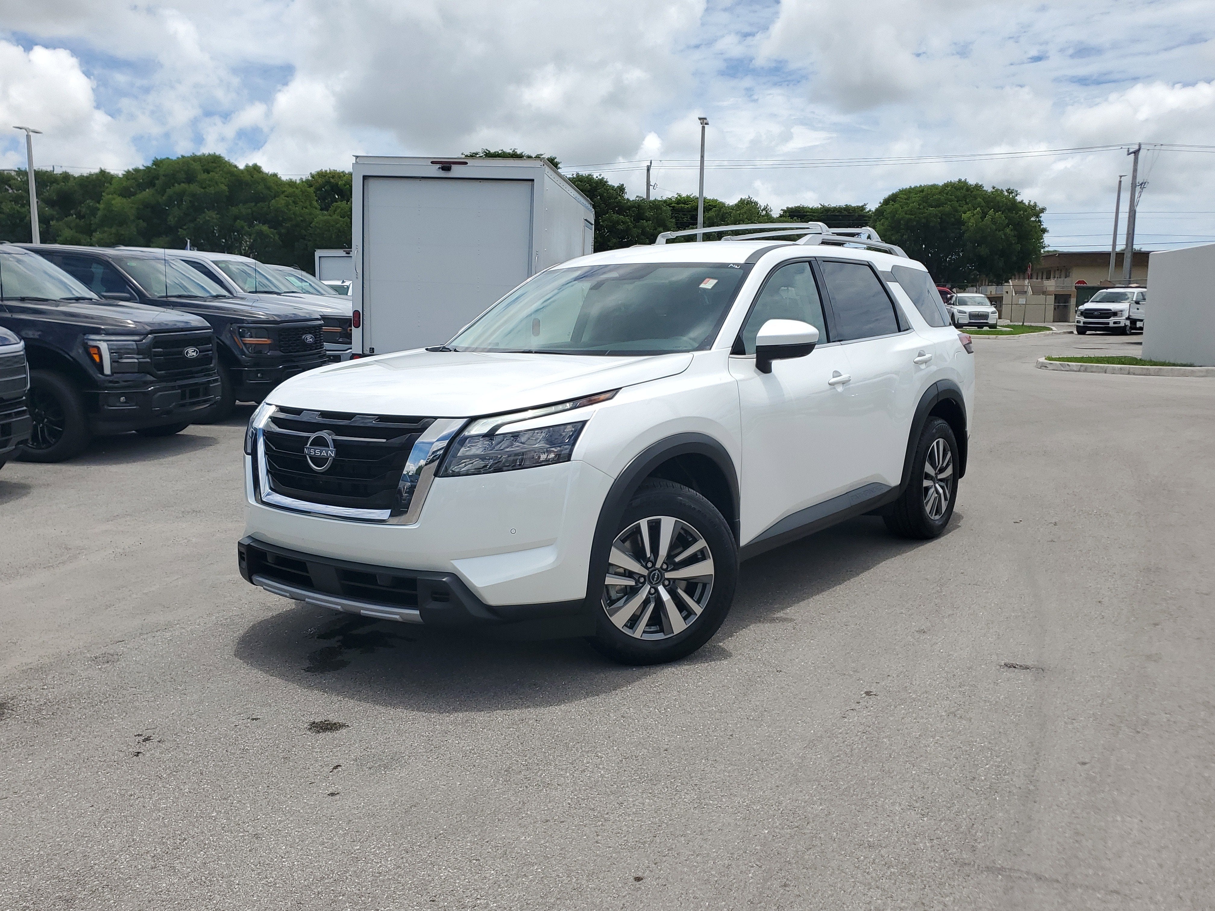 2025 Nissan Pathfinder SL