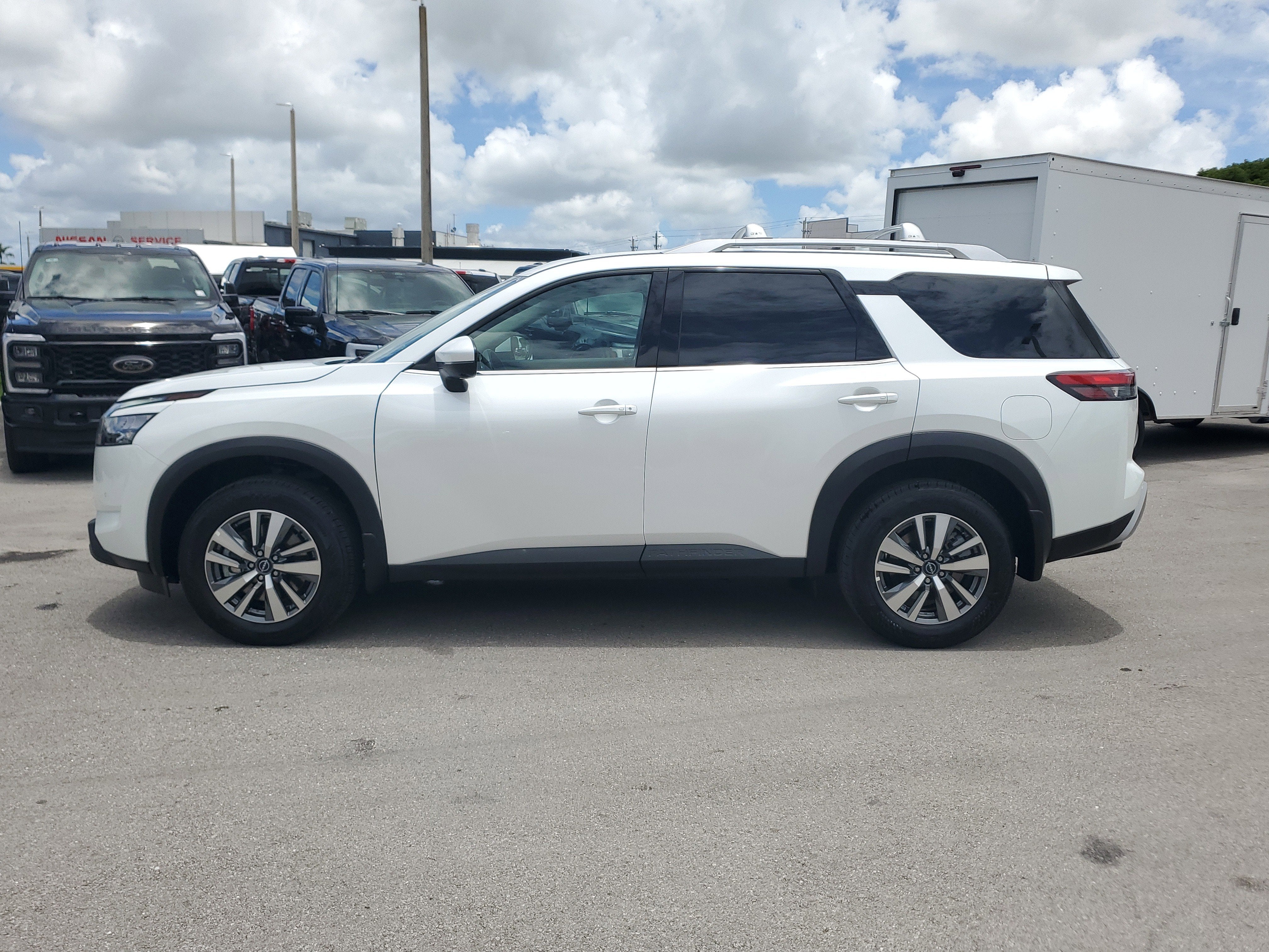 2025 Nissan Pathfinder SL