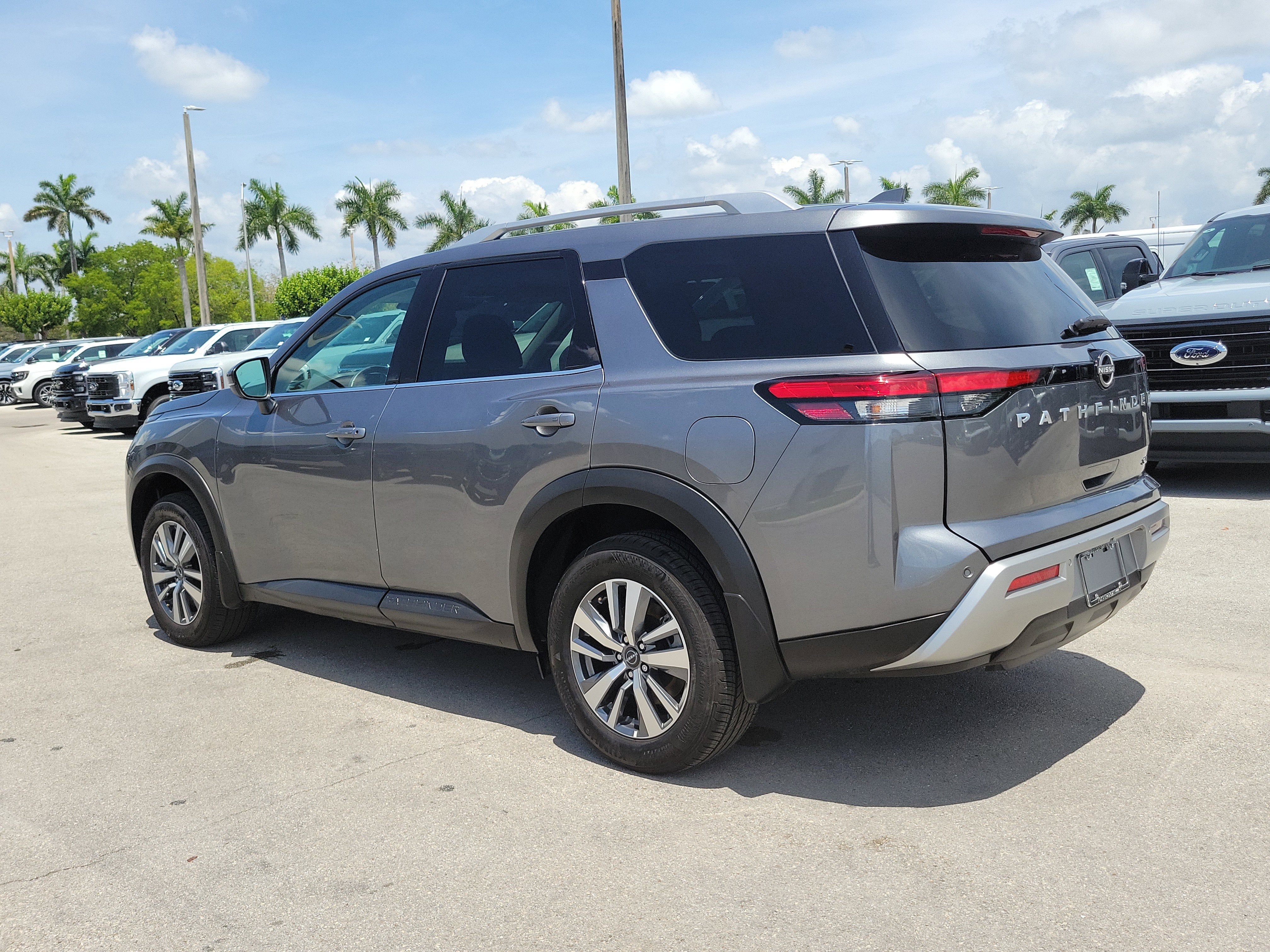 2025 Nissan Pathfinder SL