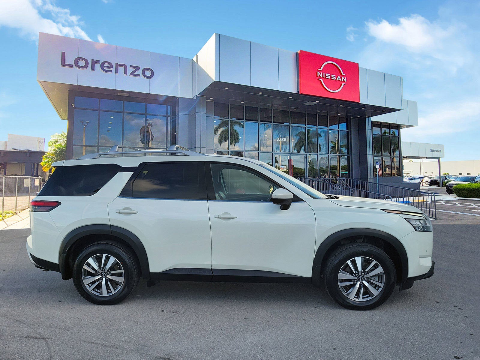 2024 Nissan Pathfinder SL