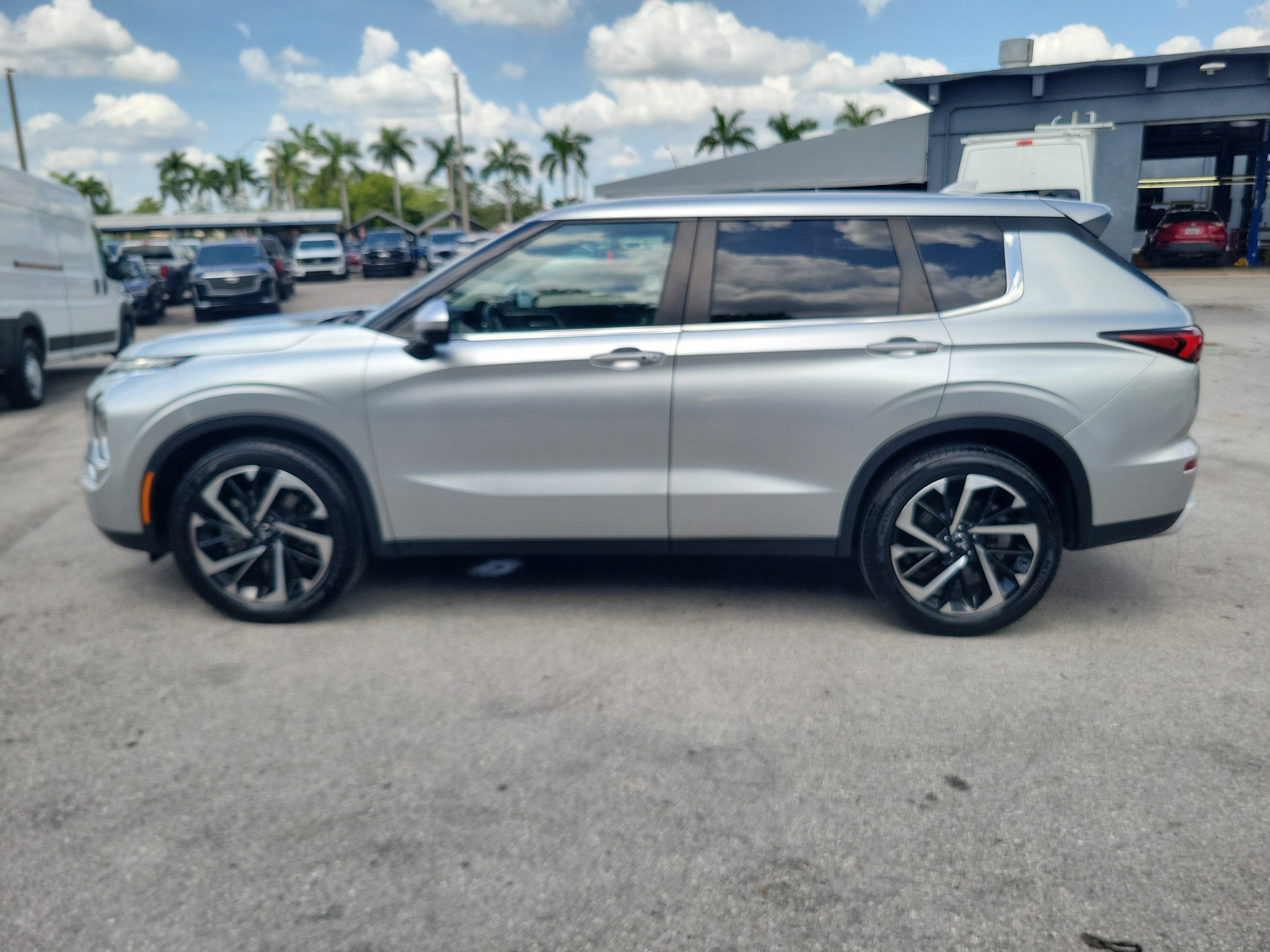2024 Mitsubishi Outlander SE