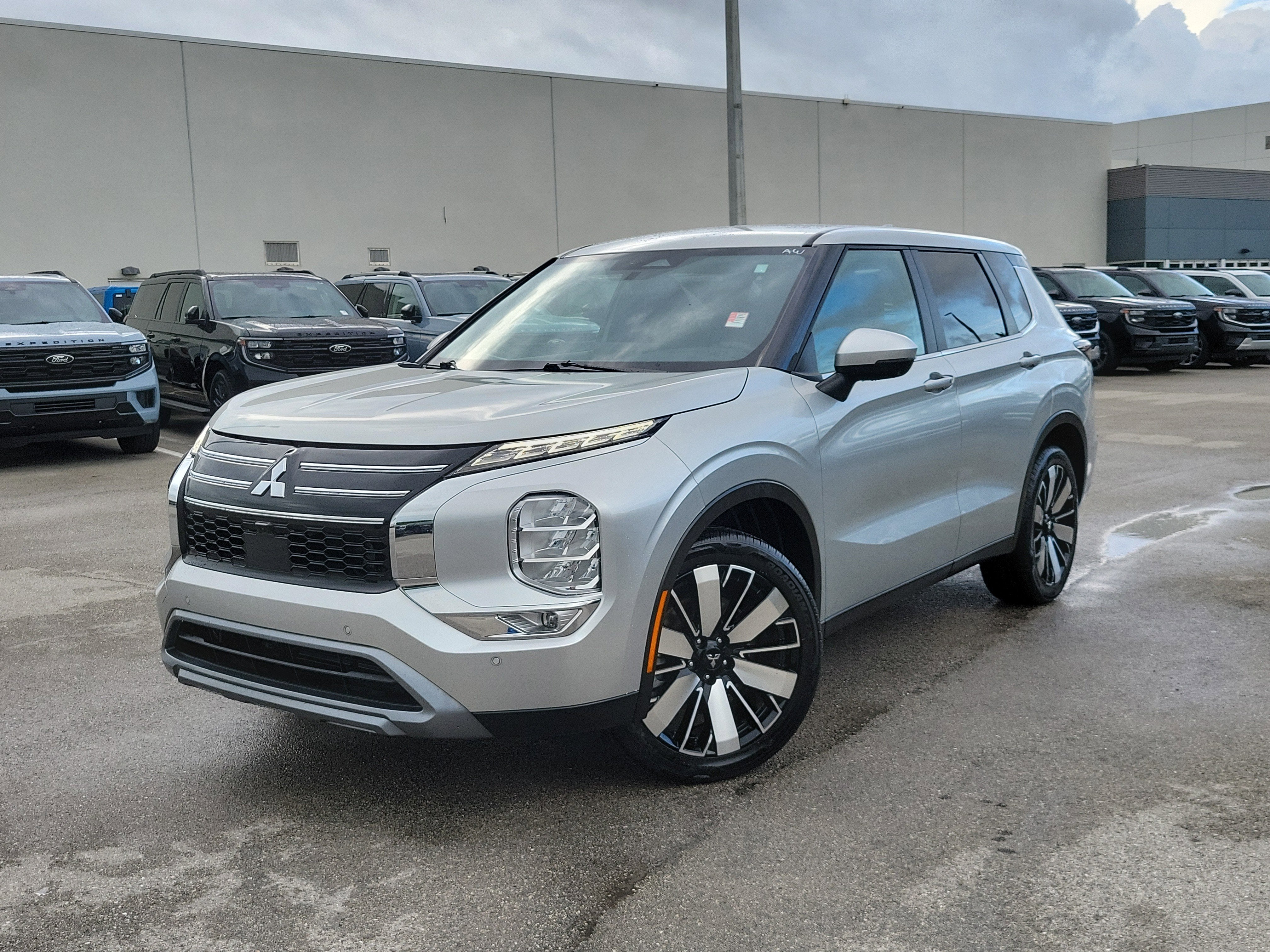 2025 Mitsubishi Outlander SE