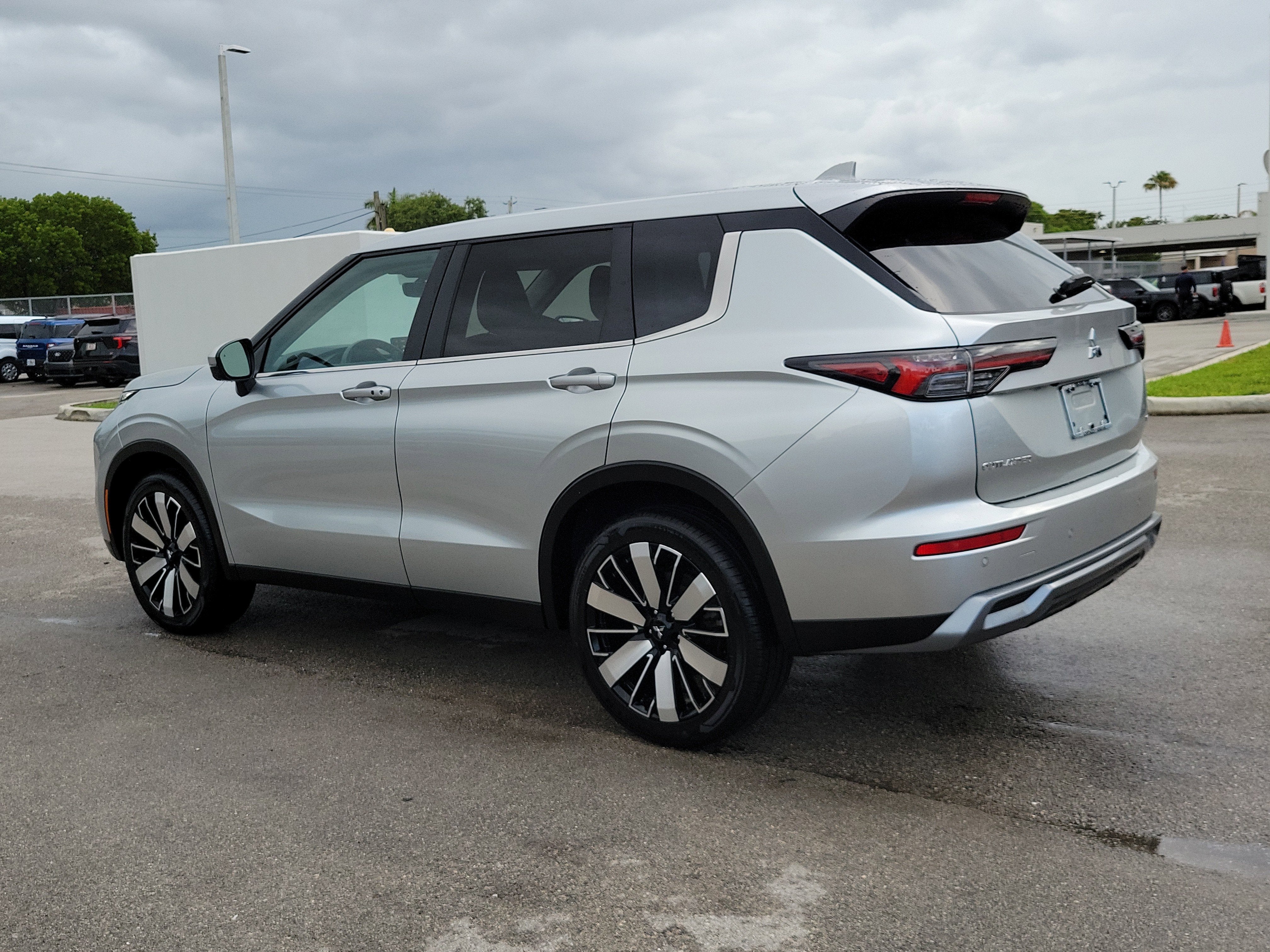 2025 Mitsubishi Outlander SE