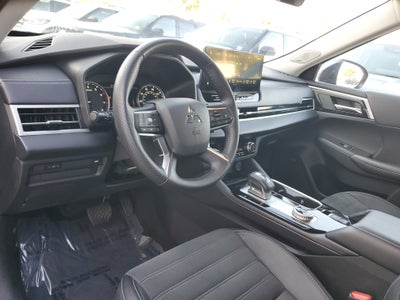 2025 Mitsubishi Outlander SE