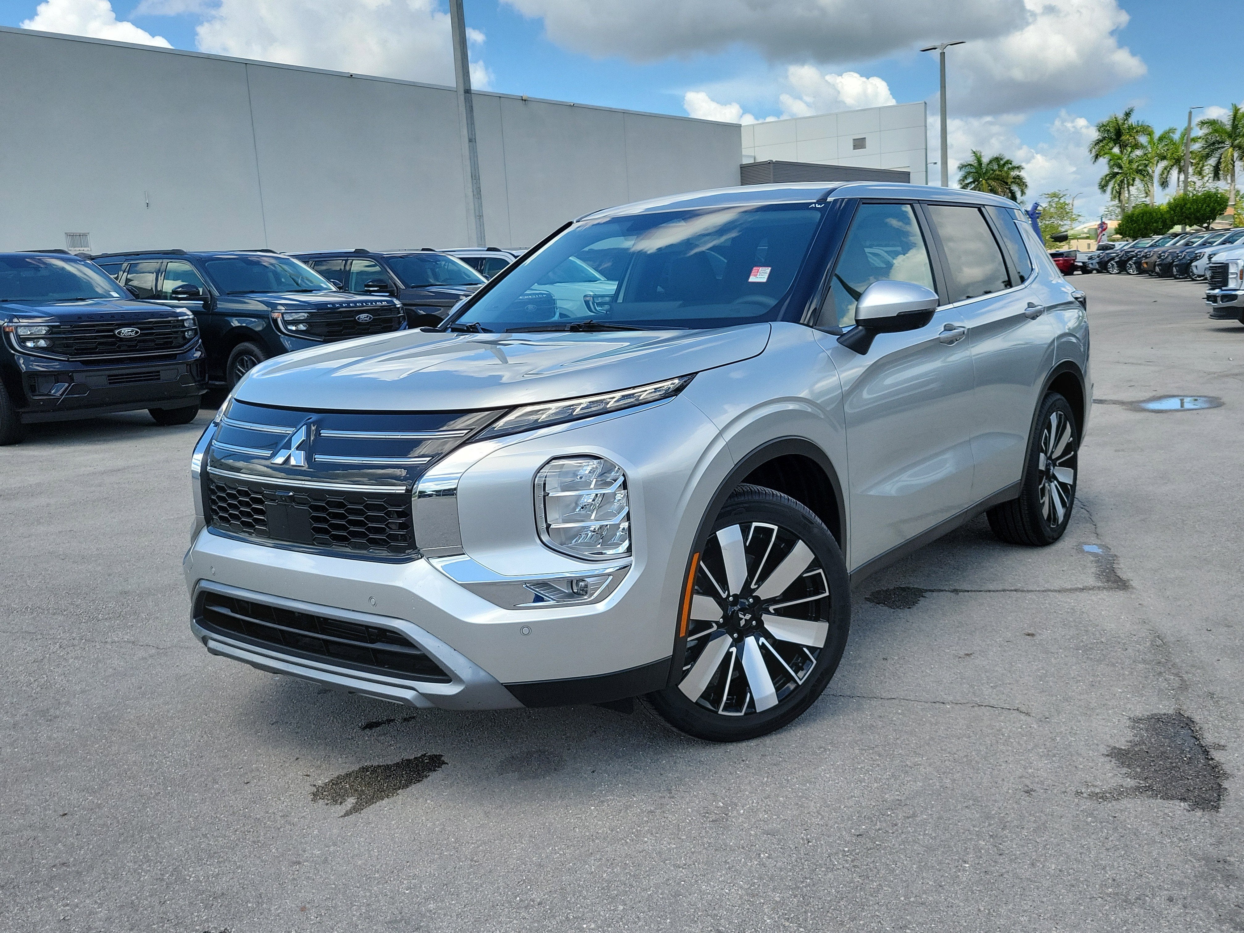 2025 Mitsubishi Outlander SE