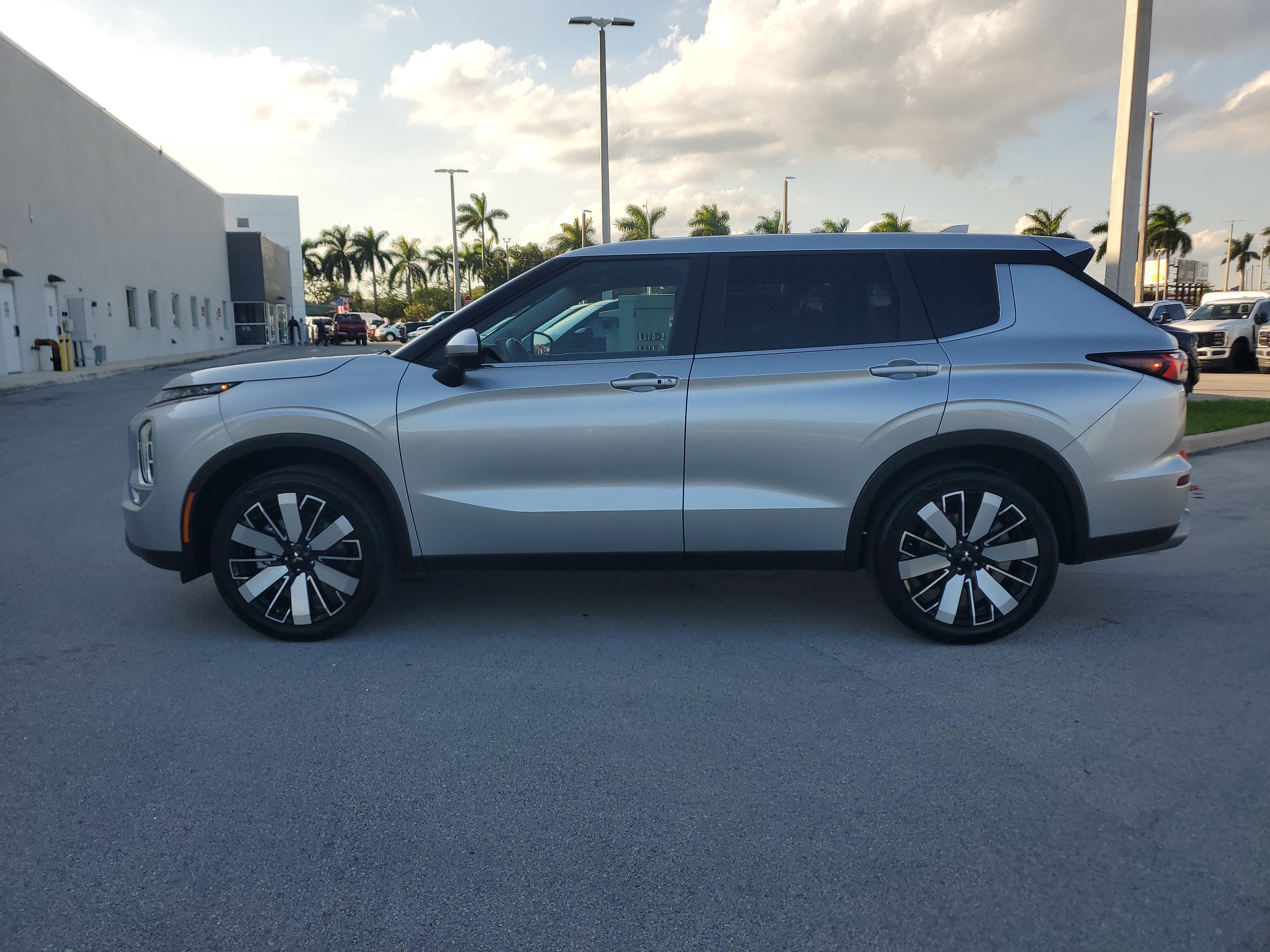 2025 Mitsubishi Outlander SE