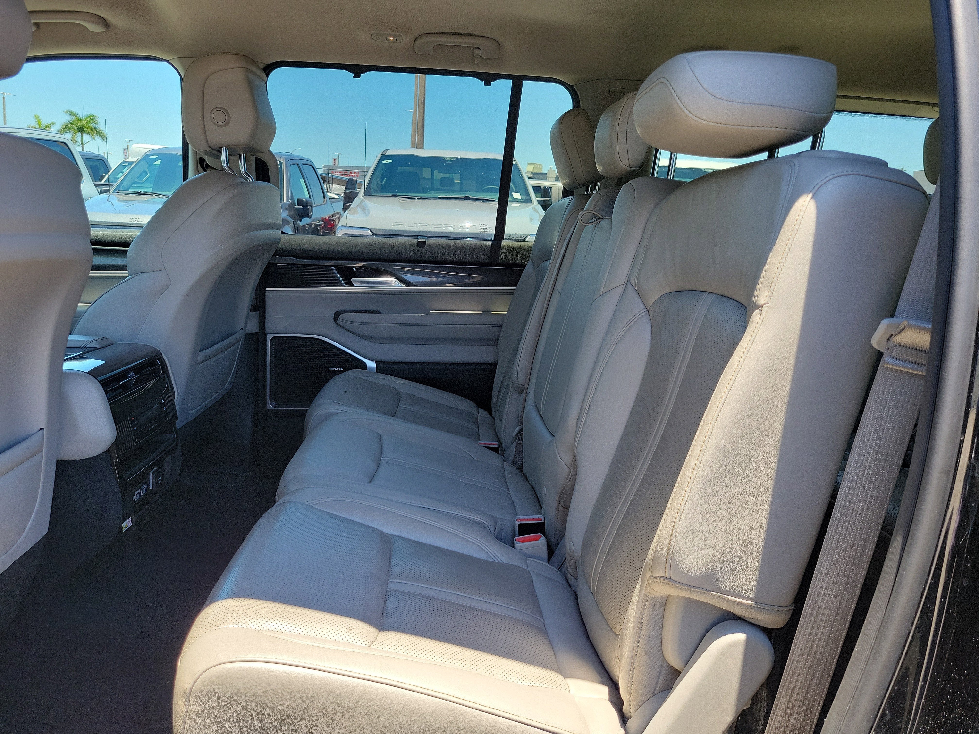 2023 Jeep Wagoneer Base