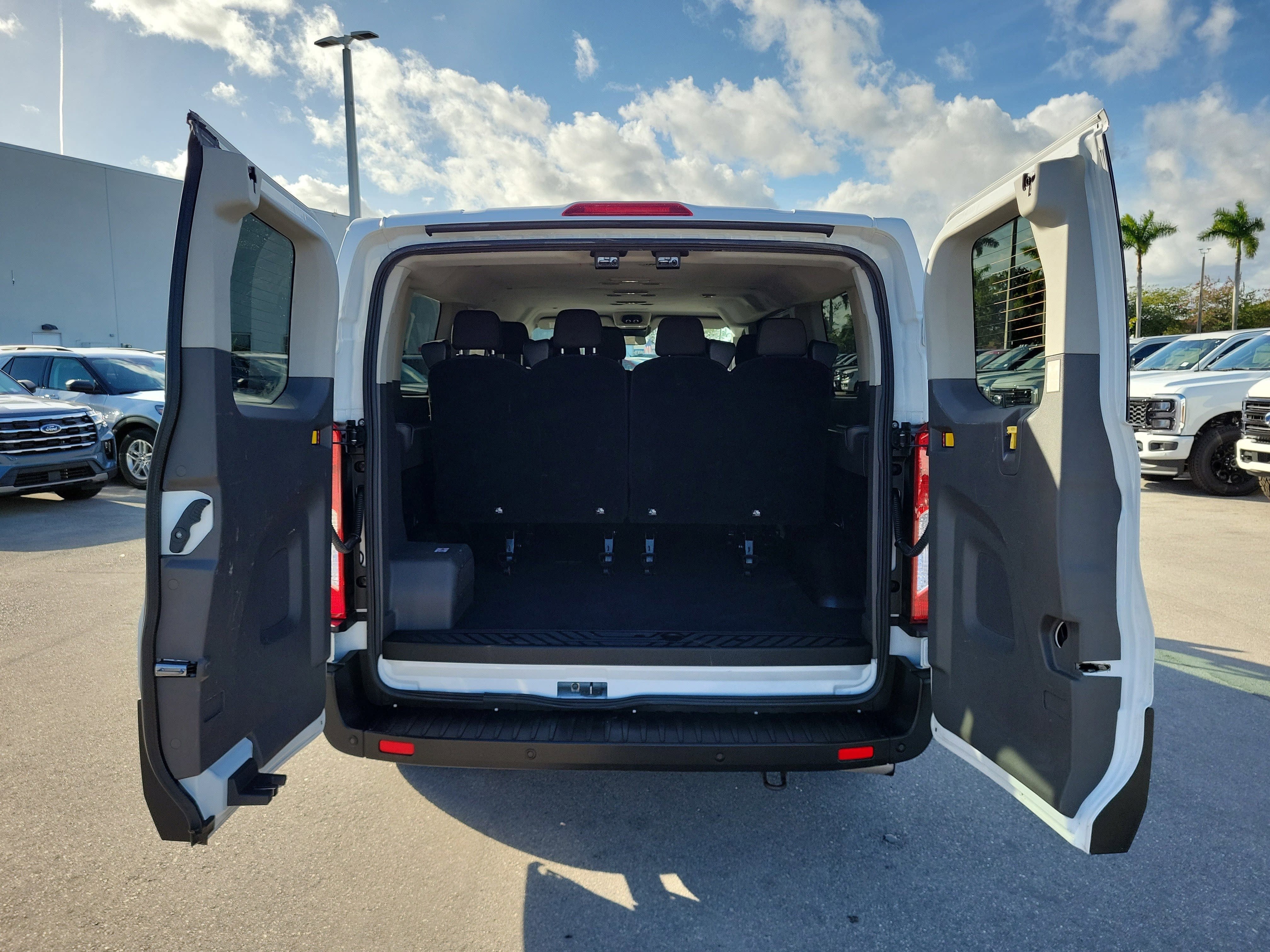 2023 Ford Transit Passenger Wagon XLT