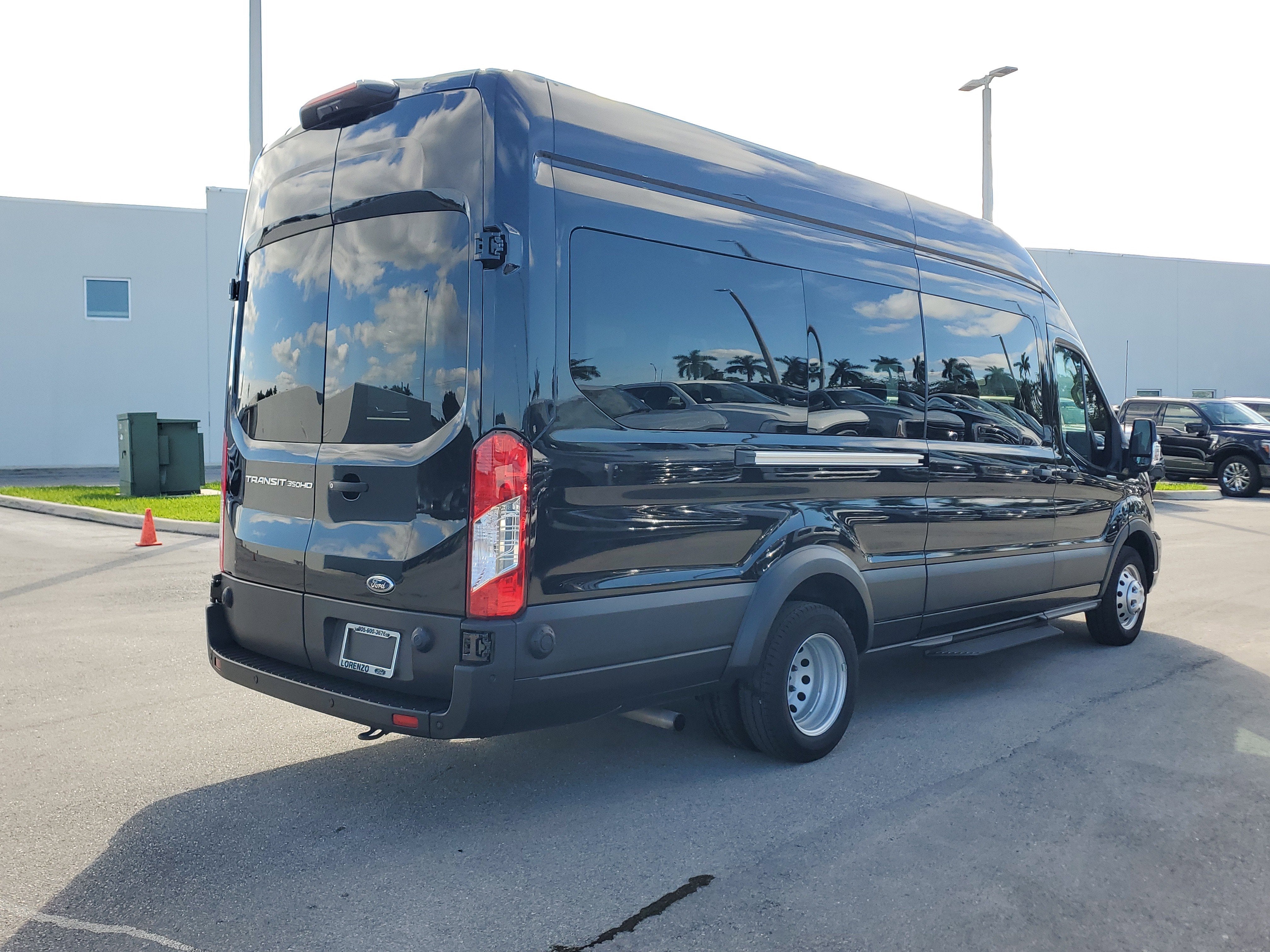 2024 Ford Transit Passenger Wagon XLT