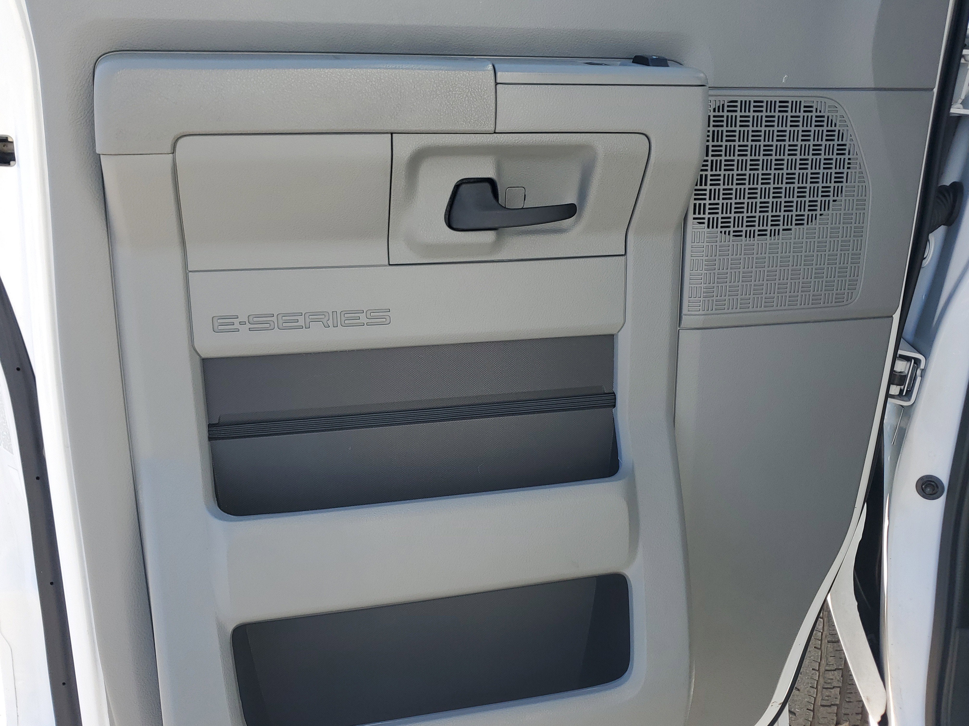 2022 Ford E-Series Cutaway Base