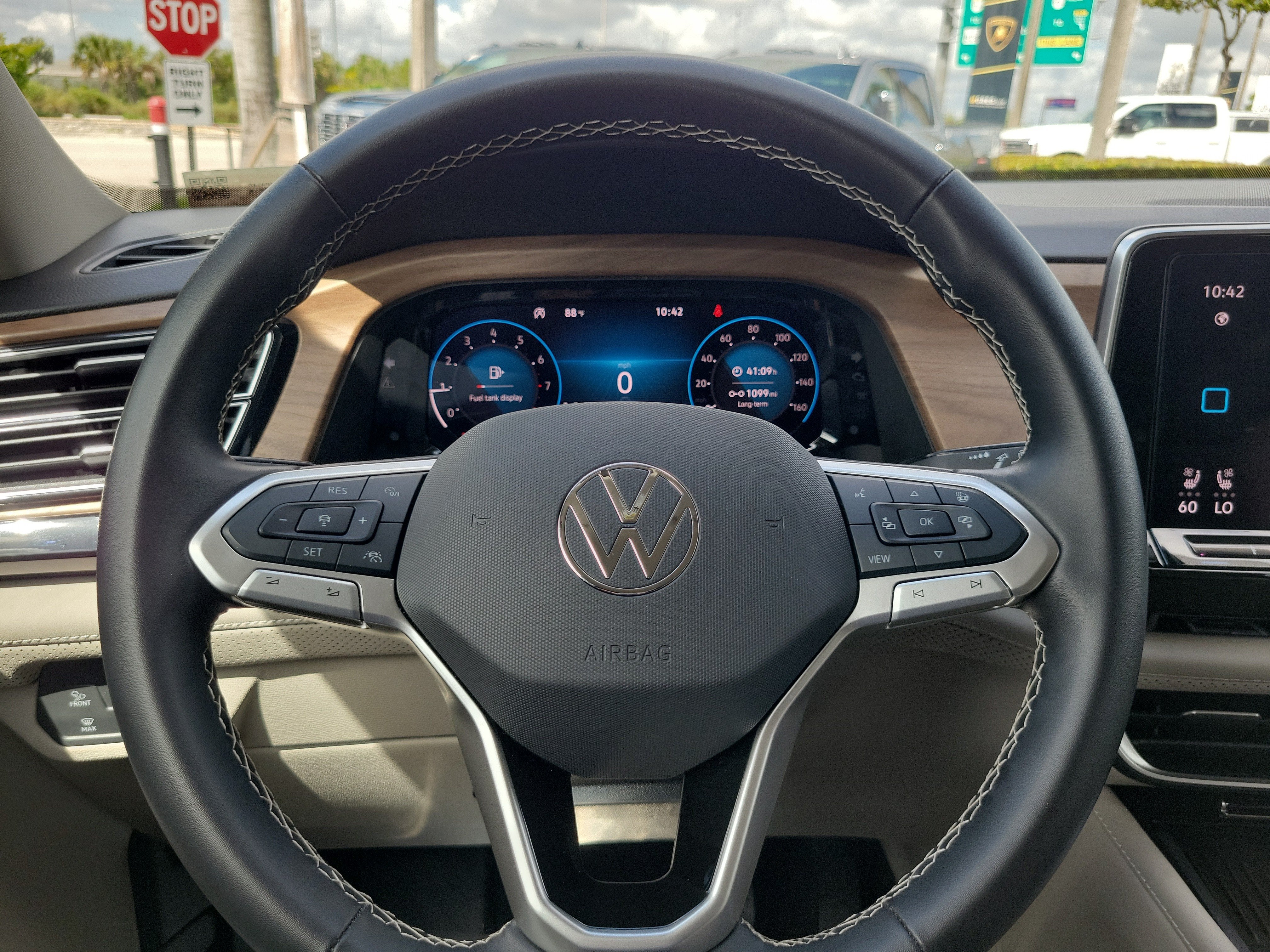 2025 Volkswagen Atlas 2.0T SE w/Technology