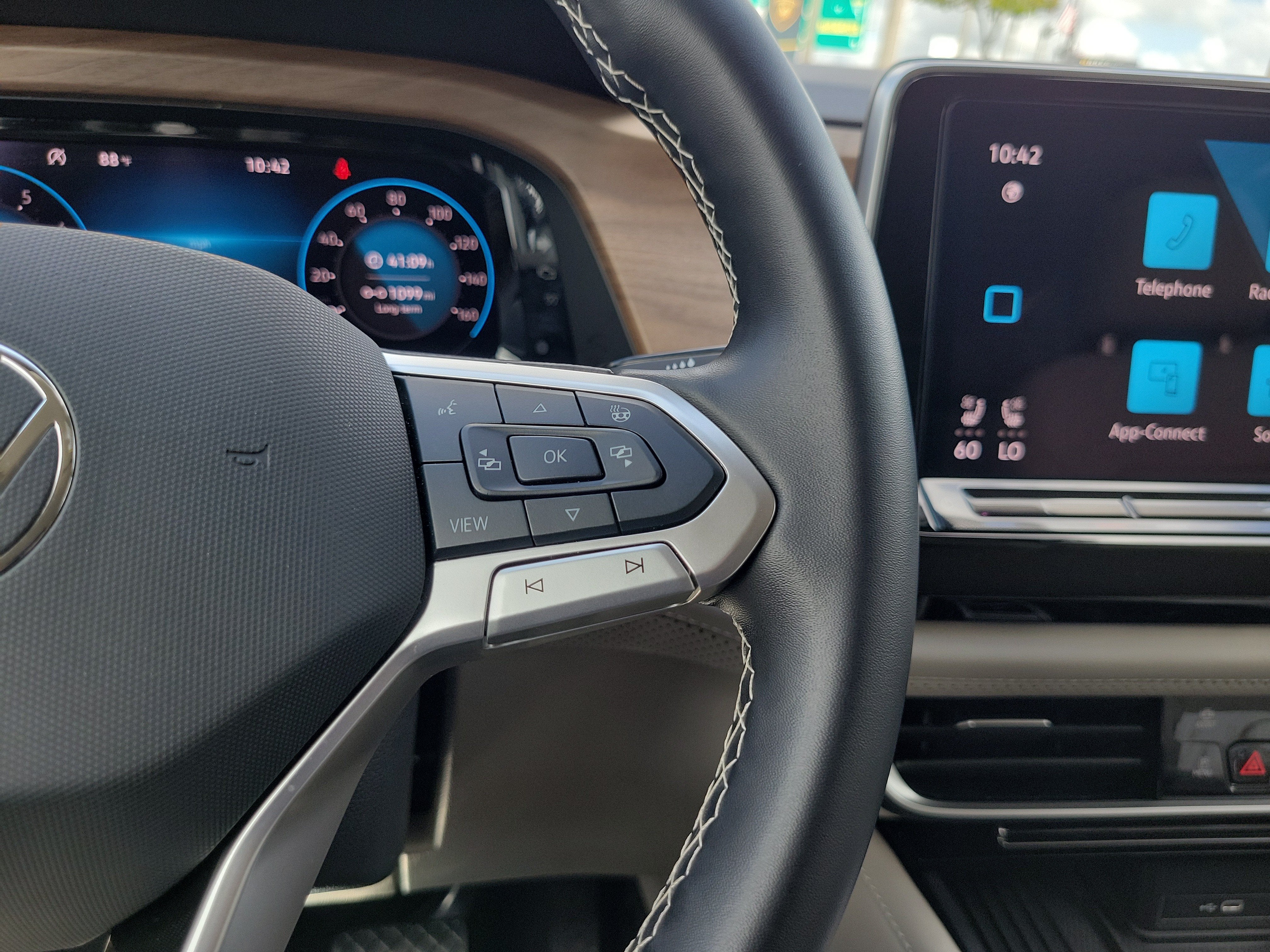 2025 Volkswagen Atlas 2.0T SE w/Technology