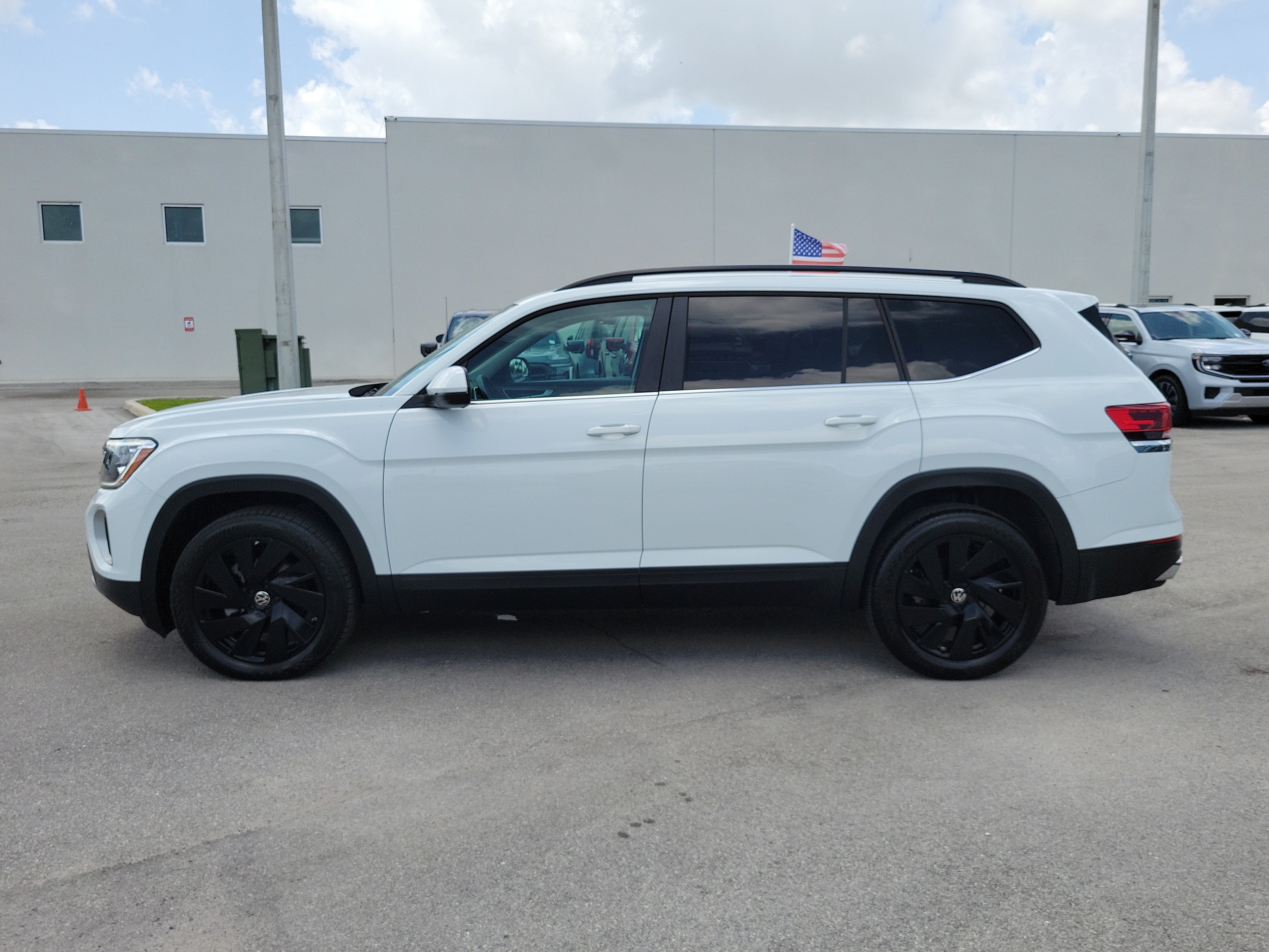 2025 Volkswagen Atlas 2.0T SE w/Technology