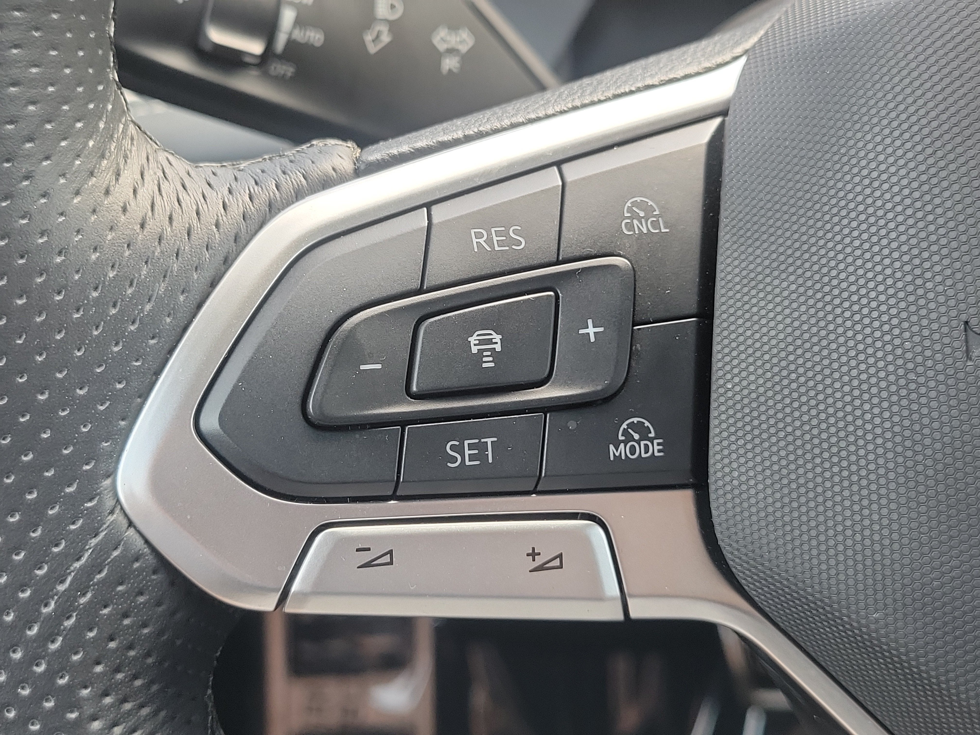 2025 Volkswagen Tiguan SEL R-Line