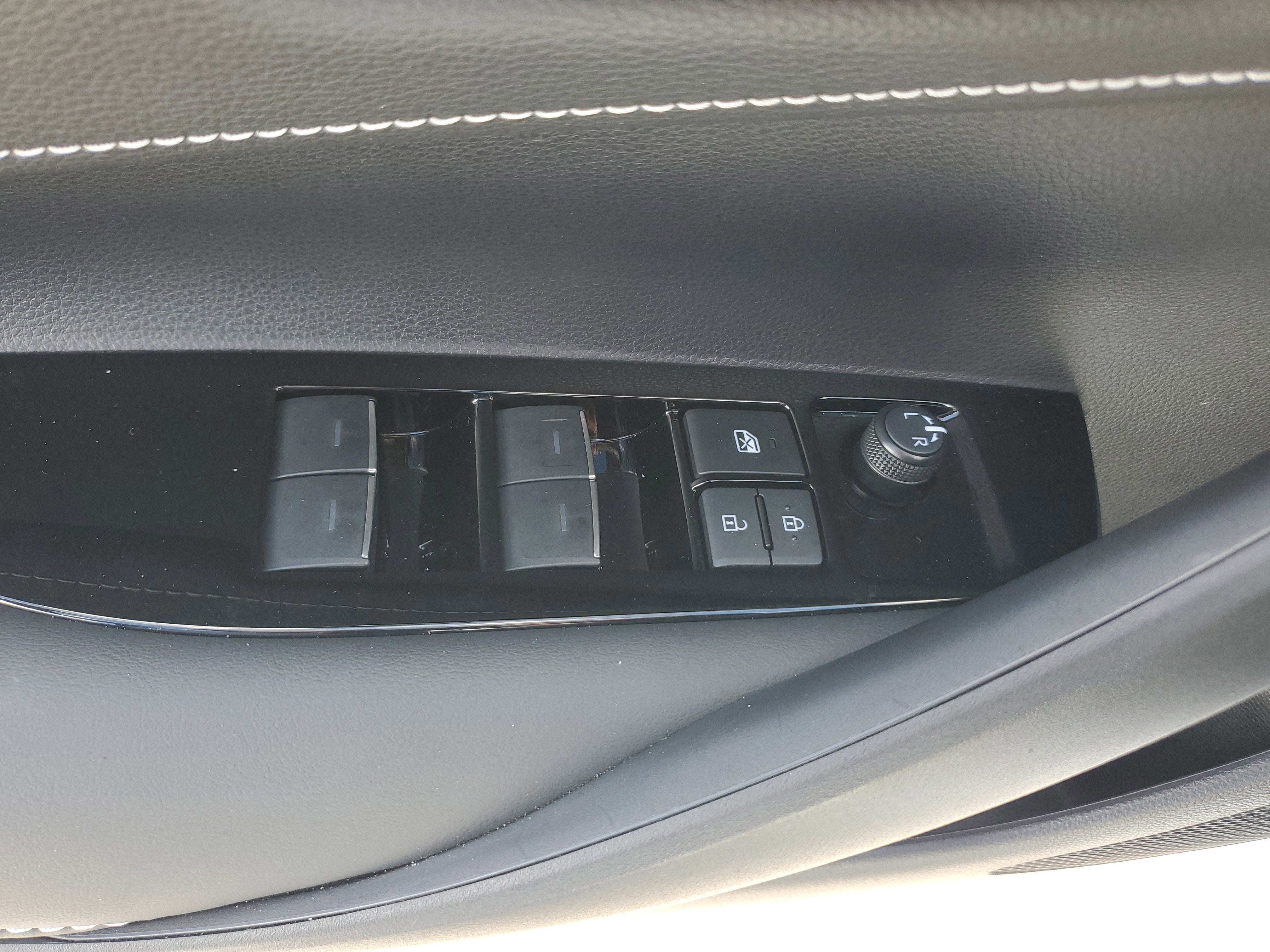 2025 Toyota Corolla Hatchback SE