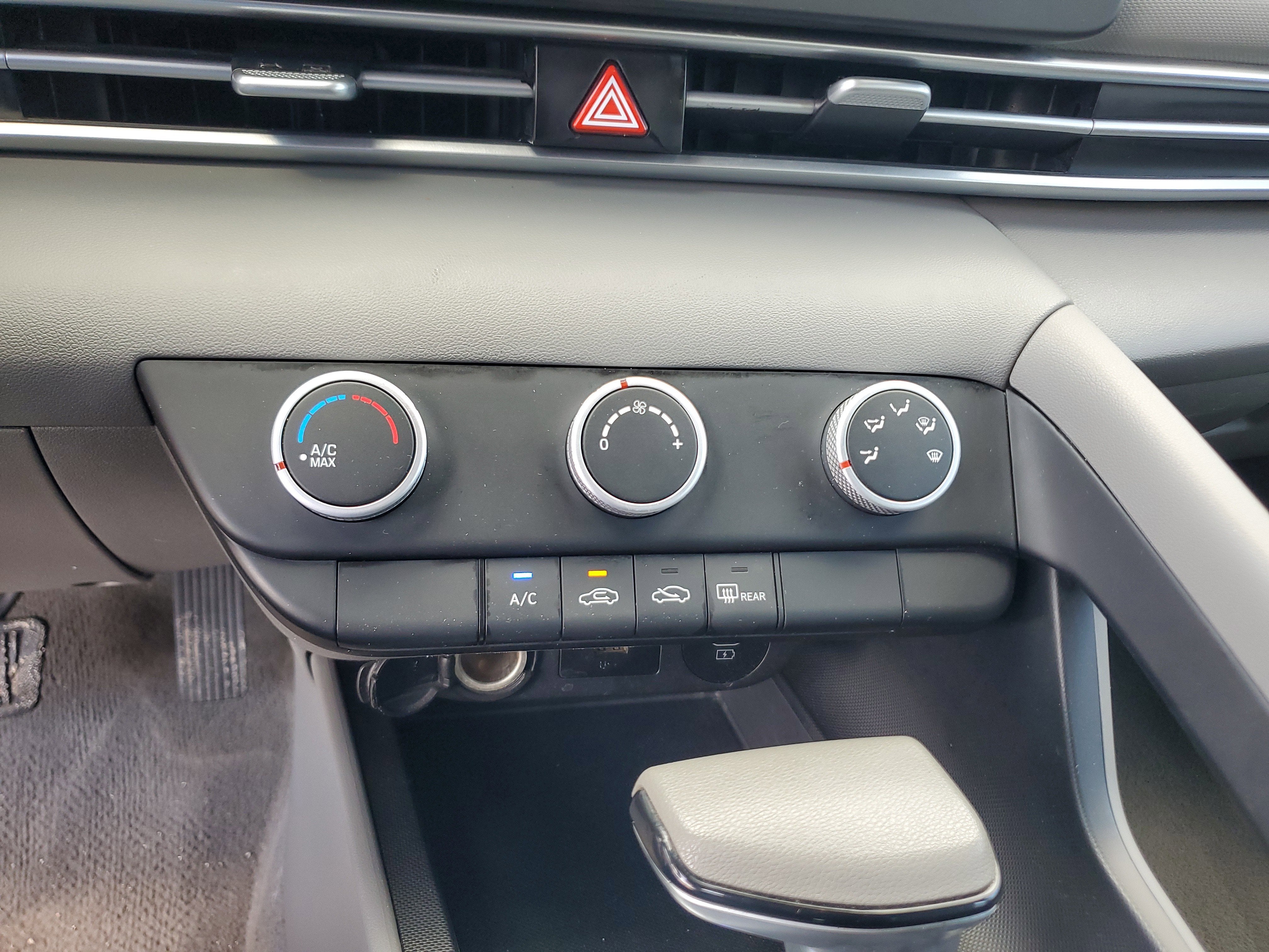 2024 Hyundai Elantra SE